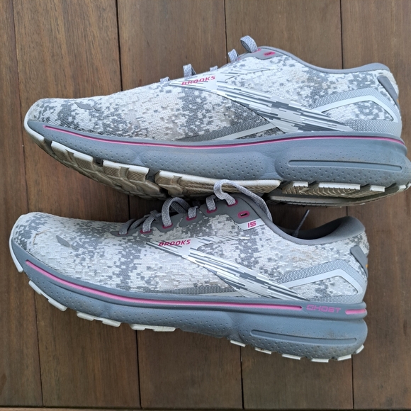 Brooks Gray Athletic Shoes with Speckled Design - Picture 4 of 13